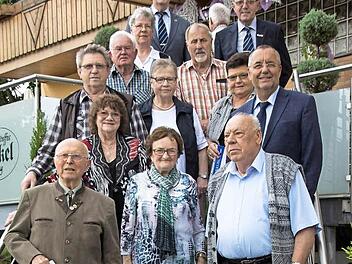 Die Geehrten mit (von links oben) Kreisvorsitzendem Heinz Wittmann und Ortsvorsitzendem Martin Zillig: Geraldine Hämmer, Klaus Häublein, Andreas Deuerling, Wolfgang Meixner, Margareta Lohneis, Marianne Meixner, Günter Schneider, Bürgermeister Jürgen Kohmann, Ilse Neumann, Margarete Zillig und Günther Klose Foto: Hartmut Klamm
