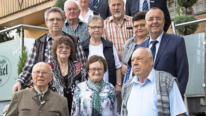 Die Geehrten mit (von links oben) Kreisvorsitzendem Heinz Wittmann und Ortsvorsitzendem Martin Zillig: Geraldine Hämmer, Klaus Häublein, Andreas Deuerling, Wolfgang Meixner, Margareta Lohneis, Marianne Meixner, Günter Schneider, Bürgermeister Jürgen Kohmann, Ilse Neumann, Margarete Zillig und Günther Klose Foto: Hartmut Klamm