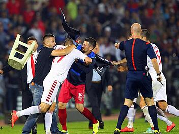 Jagdszenen vor dem Spielabbruch in Belgrad: W&uuml;ste Schl&auml;gerei zwischen Spielern und Anh&auml;ngern beider Teams. Foto: Koca Sulejmanovic, dpa