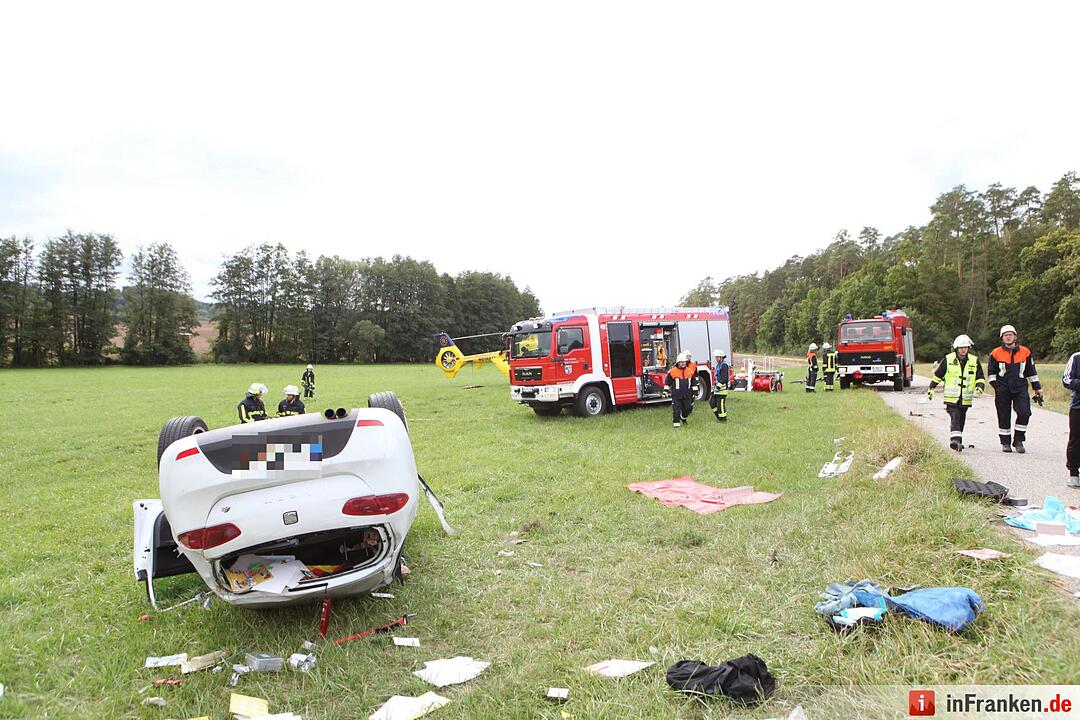Pkw landet bei Kemmathen auf dem Dach