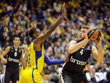 Nicolo Melli (Brose Bamberg) hat beim Euroleague-Spiel gegen Tel Aviv 27 Punkte erzielt und konnte 14 Rebounds auf seinem Konto verbuchen. Am Mittwochabend siegte Brose Bamberg gegen Maccabi Tel Aviv mit 85:70. Foto: EPA/ABIR SULTAN/dpa