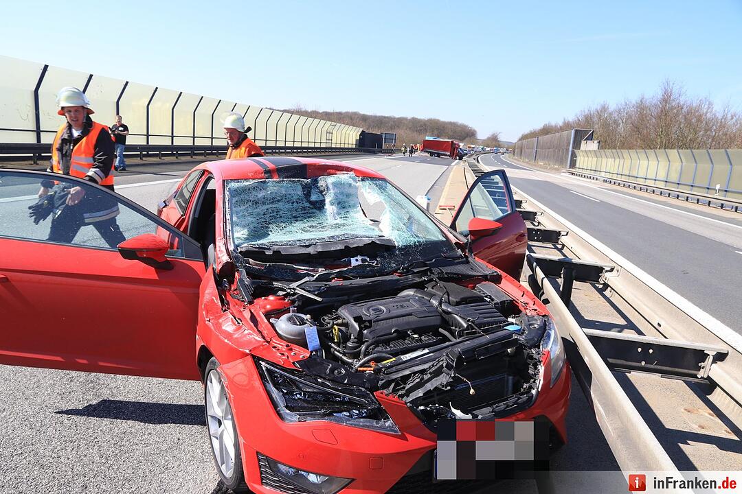Kleintransporter zieht unvermittelt auf die linke Spur - Seat kracht auf der A70 ins Heck