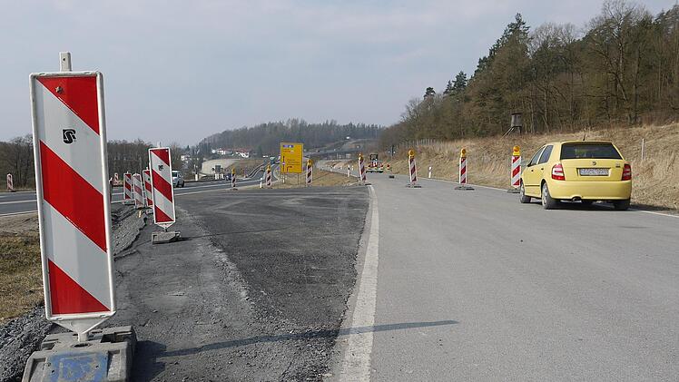 Die Umfahrung der Brückenbaustelle ist nur sechs   Meter breit.