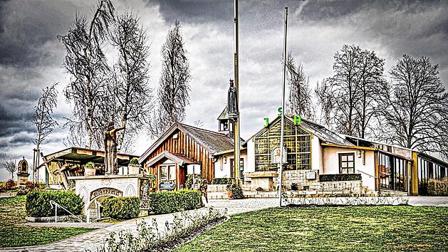 Wo in Heroldsbach damals Maria erschienen sein soll, steht heute eine katholische Gebetsst&auml;tte. Foto: Helmut Vorndran