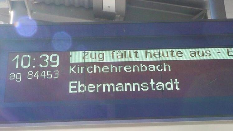"Der Zug fällt heute aus". Diese Ankündigung irritiert die Bahn-Reisenden.  Fotos: Josef Hofbauer