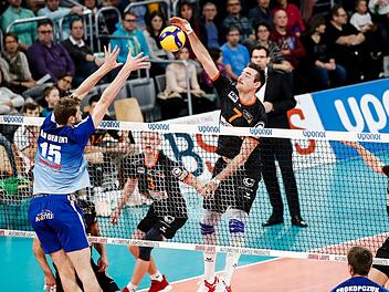 Der Eltmanner Luuc van der Ent  bescherte seinem Team mehrere Blockpunkte. In dieser Szene versucht er, den Berliner Georg Klein zu stoppen.  Foto: Daniel L&ouml;b