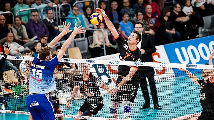 Der Eltmanner Luuc van der Ent  bescherte seinem Team mehrere Blockpunkte. In dieser Szene versucht er, den Berliner Georg Klein zu stoppen.  Foto: Daniel L&ouml;b