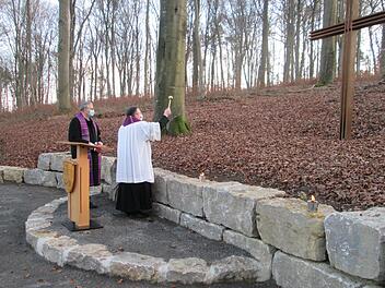 Die Geistlichen Robert Augustin (links) und Norbert Wahler (rechts) segneten den neuen Waldfriedhof "Am Mühleberg". Winfried Ehling