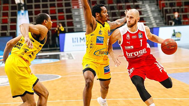 Konnte nach seinem zweiten negativen Corona-Test kurzfristig bereits sein Deb&uuml;t in Bamberger Trikot feiern: Alex Ruoff (mit Ball). Gro&szlig;e Impulse konnte er gegen die Ludwigsburger um Tremmell Darden (links) und Barry Brown aber noch nicht geben.  Foto: Daniel L&ouml;b