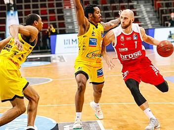Konnte nach seinem zweiten negativen Corona-Test kurzfristig bereits sein Debüt in Bamberger Trikot feiern: Alex Ruoff (mit Ball). Große Impulse konnte er gegen die Ludwigsburger um Tremmell Darden (links) und Barry Brown aber noch nicht geben.  Foto: Daniel Löb