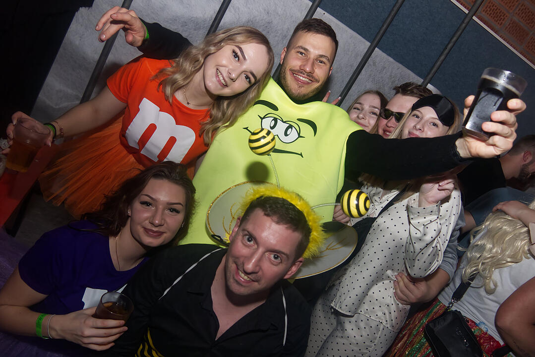 Fasching pur in der Grundschulturnhalle