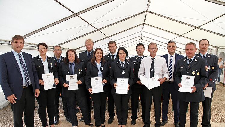 Die ausgezeichneten Feuerwehrkräfte mit Landrat Hermann Ulm, Bürgermeister Gerhard Bauer, Kreisbrandinspektor Dietmar Willert und Kreisbrandmeister Harald Kraus sowie erster Vorsitzender der FFW Schnaid Reinhold Ruschig und sein Stellvertreter Hei...