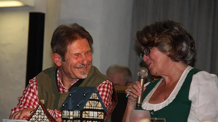 Walter Vierrether und Karin B&ouml;hm haben ihren Spa&szlig; beim Vorleseabend in der Rathausdiele.  Foto: ezw