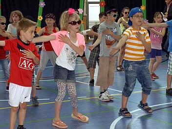 Philipp Weiß (vorne li) und seine Schulfreunde beim tanz "Nossa". Foto: Susanne Deuerling