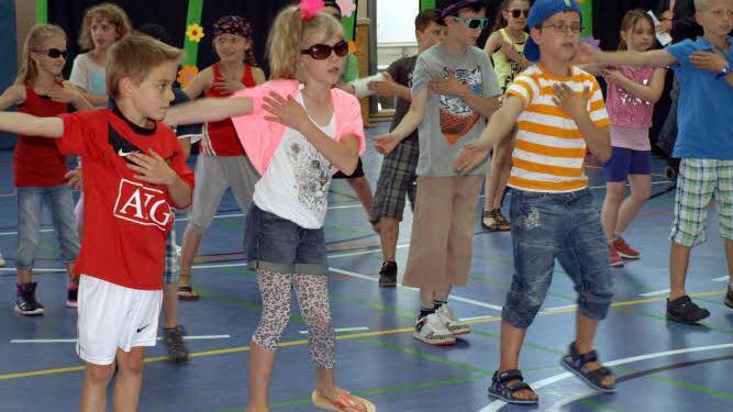 Philipp Weiß (vorne li) und seine Schulfreunde beim tanz "Nossa". Foto: Susanne Deuerling