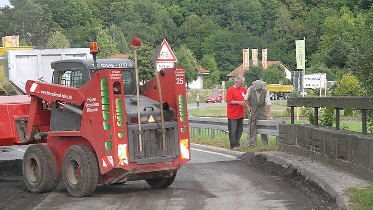 Ein Verbindungsweg entlang der Bundesstraße wäre wünschenswert, sagen Rüdiger Birner und Franz Hebentanz und haben sich auch schon an die Stadt gewandt. Doch Bürgermeister Roland Wolfrum sieht keinerlei Chance auf Verwirklichung, denn die Stadt ist für die Bundesstraße nicht zuständig - und außerhalb der Ortschaften werden keine Gehsteige realisiert. Zudem sprechen die technischen Gegebenheiten dagegen.