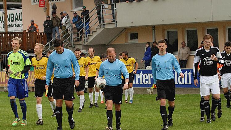 Der Einlauf der beiden Mannschaften