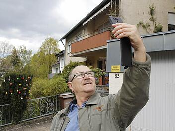 Auf der Suche nach dem Handy-Netz: Rainer Regenberg vor seiner Wohnung in der Panzerleite 83  Foto: Sebastian Martin