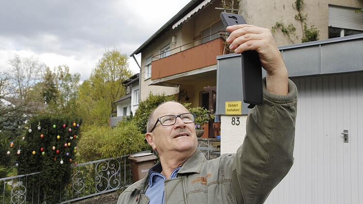 Auf der Suche nach dem Handy-Netz: Rainer Regenberg vor seiner Wohnung in der Panzerleite 83  Foto: Sebastian Martin