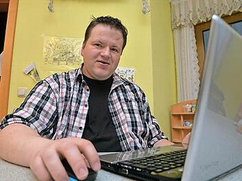 Stefan Drescher befüllt die Gemeindeseite burgebrach.gemeinde.de mit Informationen zu seinem Verein. Foto: Ronald Rinklef