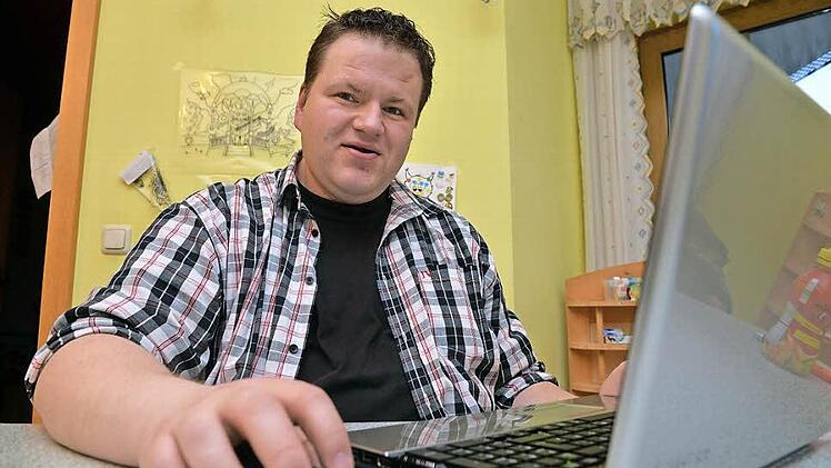 Stefan Drescher befüllt die Gemeindeseite burgebrach.gemeinde.de mit Informationen zu seinem Verein. Foto: Ronald Rinklef