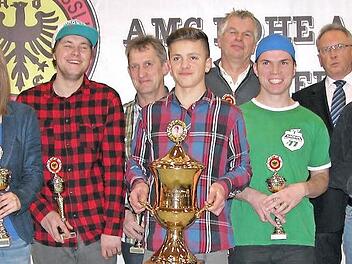 Diese Aktiven wurden für ihre sportlichen Erfolge mit Pokalen des AMC Ortsclubs belohnt (von links): Nina Buchholz, Jan Höhn, Mathias Koch, Julian Fenzl, Klaus Rauscher, Marvin Pratsch, Roland Werner und Martin Eckardt.