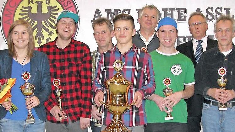 Diese Aktiven wurden für ihre sportlichen Erfolge mit Pokalen des AMC Ortsclubs belohnt (von links): Nina Buchholz, Jan Höhn, Mathias Koch, Julian Fenzl, Klaus Rauscher, Marvin Pratsch, Roland Werner und Martin Eckardt.