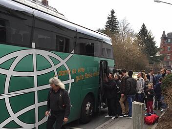Die 44 Flüchtlinge aus dem Kosovo, die zwei Wochen in Kulmbach untergebracht waren, wurden gestern mit dem Bus abgeholt. Foto: Maximilian Türk