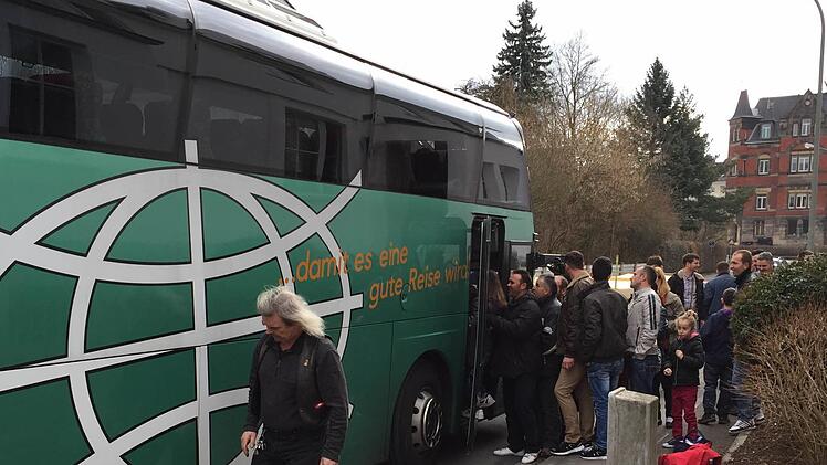 Die 44 Flüchtlinge aus dem Kosovo, die zwei Wochen in Kulmbach untergebracht waren, wurden gestern mit dem Bus abgeholt. Foto: Maximilian Türk