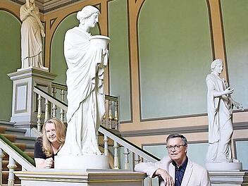 Martin Rohm und Tageblatt-Redakteurin Ulrike Nauer im Treppenhaus der Landesbibliothek. Auch die Ehrenburg wird in der "Nacht der Kontraste" am kommenden Samstag wieder beliebter Schauplatz sein. Foto: Renate Bauer