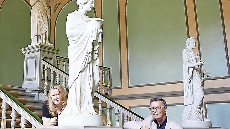 Martin Rohm und Tageblatt-Redakteurin Ulrike Nauer im Treppenhaus der Landesbibliothek. Auch die Ehrenburg wird in der "Nacht der Kontraste" am kommenden Samstag wieder beliebter Schauplatz sein. Foto: Renate Bauer