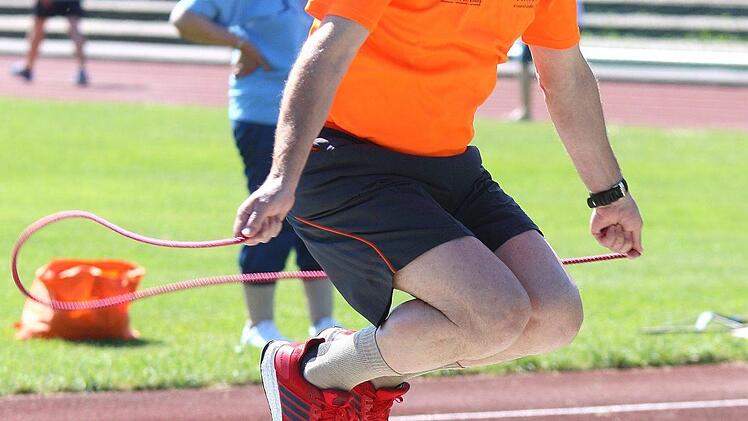 Sportlich: Landrat und Schirmherr Wilhelm Schneider beim Seilhüpfen.