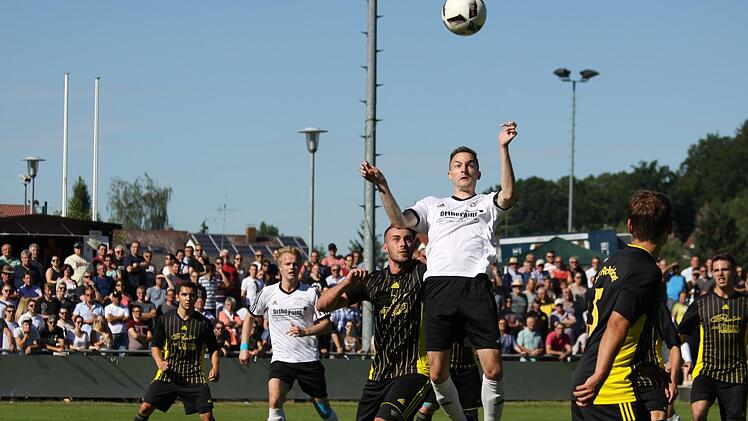 Gegen Weingarts (weiße Trikots) setzte sich Adelsdorf mit 4:2 nach Elfmeterschießen durch.  Foto: Uwe Kellner
