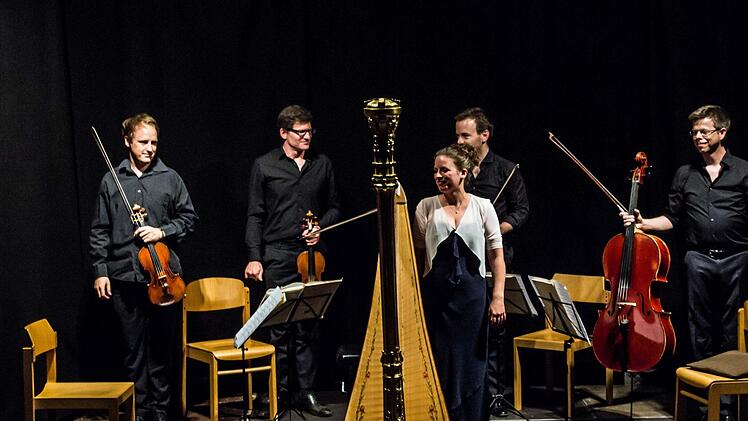 Das Philharmonische Quartett München, die Harfenistin Teresa Zimmermannund Egbert Tholl als Sprecher interpretierten "Die Maske des roten Todes" von Edgar Allen Poe in der Vertonung von André Caplet.Foto: Jochen Berger