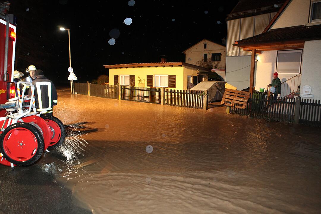 Hochwasser in Franken: In der Nacht zum Freitag kam es in Ansbach zu teils schweren Überschwemmungen
