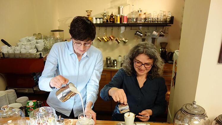 Ina Kudlich und Sonia Al-Kass zelebrieren Kaffeegenuss auf ihre eigene Art.