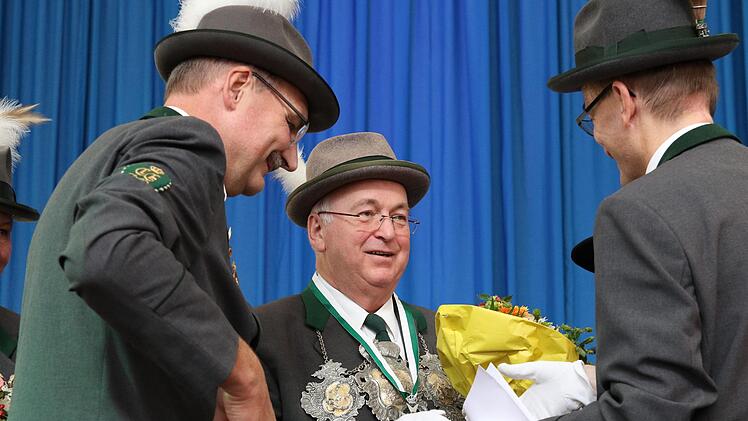 Oberschützenmeister Hans-Herbert Hartan (rechts) und Erster Schützenmeister Stefan Stahl (links) ehren Rainer Reißenweber.Wolfgang Desombre