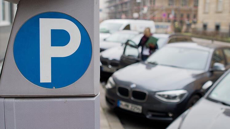 In der Nürnberger Innenstadt sollen künftig alle Parkflächen kostenpflichtig sein. Symbolbild: Julian Stratenschulte/dpa