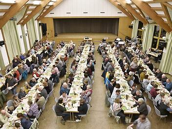 Über 200 Gäste ließen sich die Schlachtschüssel des Orgelbauvereins schmecken und zeigten durch ihre Teilnahme, dass sie das Orgelprojekt unterstützen. Fotos: Gerold Snater