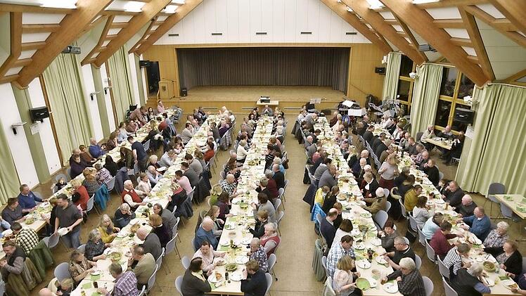 Über 200 Gäste ließen sich die Schlachtschüssel des Orgelbauvereins schmecken und zeigten durch ihre Teilnahme, dass sie das Orgelprojekt unterstützen. Fotos: Gerold Snater