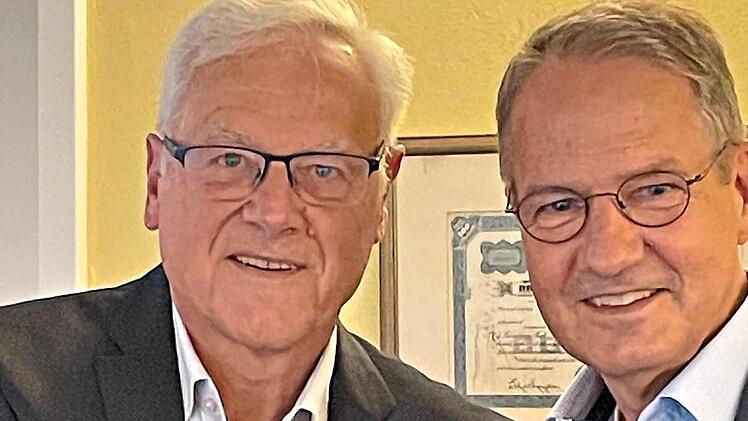 Dekan i. R. G&uuml;nther Werner (l.) &uuml;bergibt die Pr&auml;sidentschaft an Hans-Ulrich Neglein.Hans-Ulrich Neglein