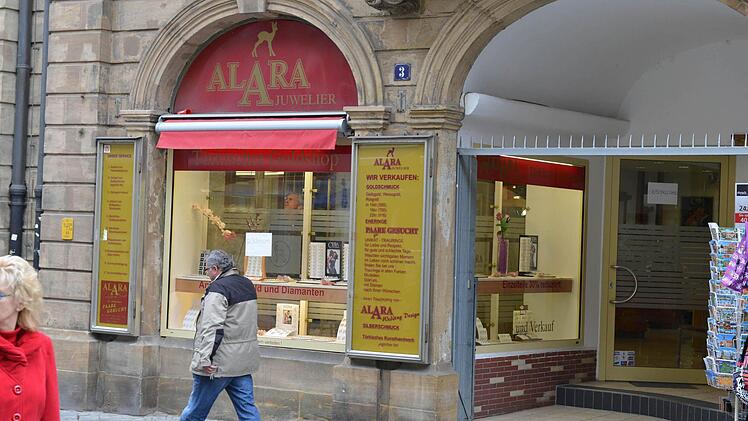 Von außen scheint  alles wie normal: Der türkische Juwelierladen "Alara"  in Bamberg, in dem Gold und Diamanten im Wert von einer Million Euro verschwanden.   Fotos: Ronald Rinklef