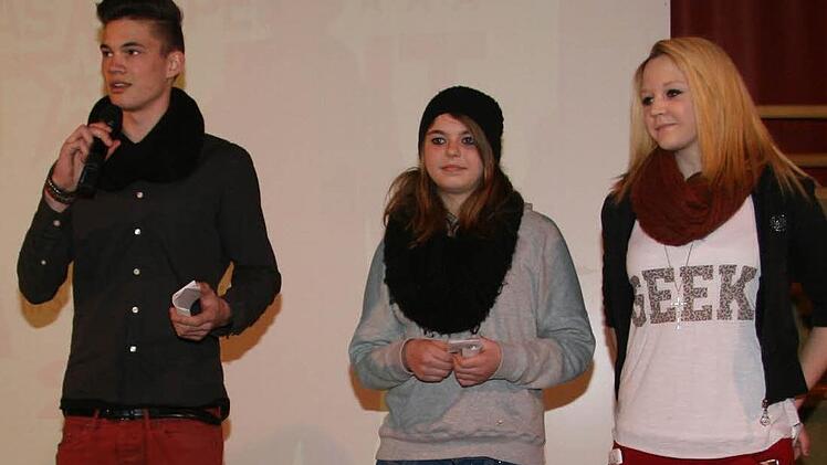 Tobias Strobel, Leonie Opel und Romy Ostwald moderierten die Show.