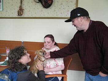 Chihuahua-Mischling "Tilda" sitzt gerne auf dem Schoß und genießt das Streicheln. Fotos: Monika SChütz