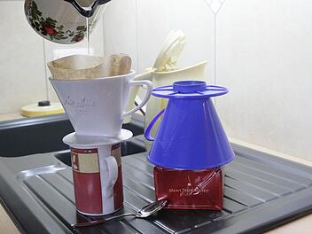 Meine Tasse Auszeit - wie wahr! Statt des (leider üblichen) Kunststoff-Filters kam die Porzellanvariante aus Omas Küchenbüfett zum Einsatz. Der Wasserkocher aus Plastik (hinten) hat Urlaub, das heiße Wasser kochte im Emaille-Töpfchen auf dem Glaskeramik-Feld. Foto: Jochen Nützel