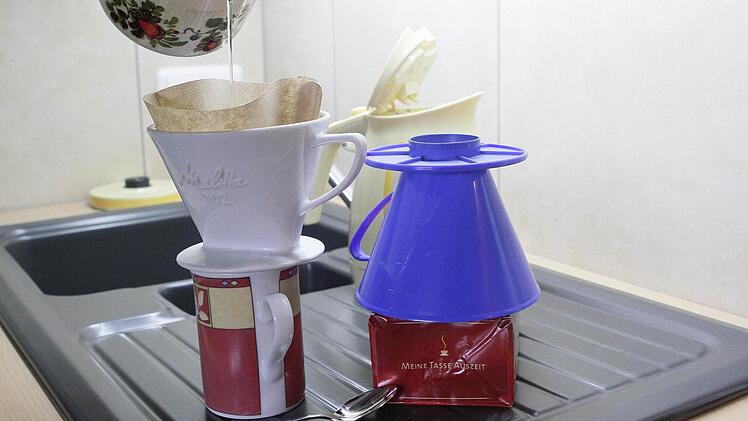 Meine Tasse Auszeit - wie wahr! Statt des (leider üblichen) Kunststoff-Filters kam die Porzellanvariante aus Omas Küchenbüfett zum Einsatz. Der Wasserkocher aus Plastik (hinten) hat Urlaub, das heiße Wasser kochte im Emaille-Töpfchen auf dem Glaskeramik-Feld. Foto: Jochen Nützel