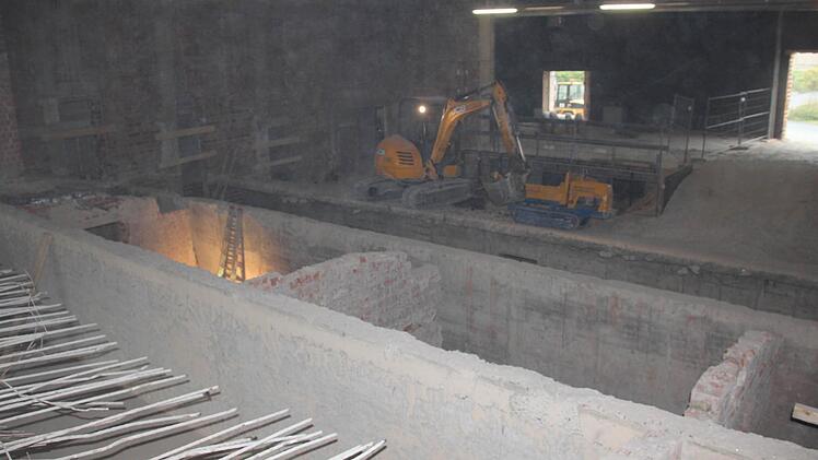 Zwischen den Eisen und dem Bagger erstreckte sich der Zuschauerraum. Dessen abgestufter Betonboden wurde entfernt.