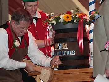 Mit einem einzigen kraftvollen Schlag hat OB Henry Schramm offiziell das erste Fass der 66. Bierwoche angestochen. Foto: Jochen Nützel