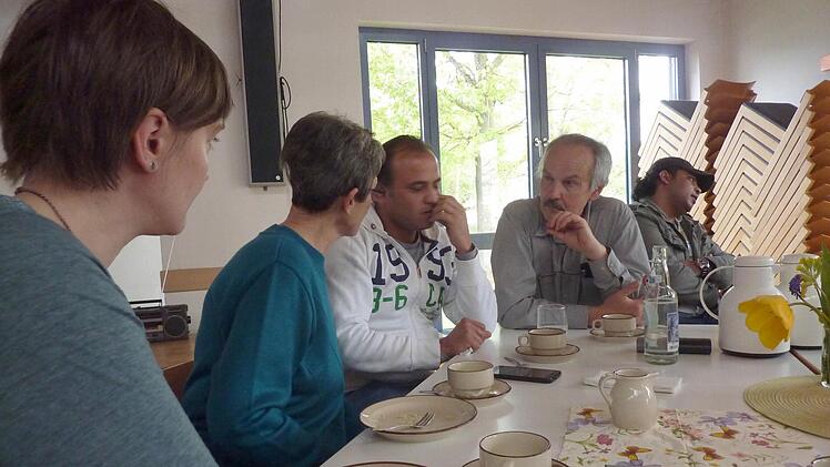 Beim ersten Michelauer Flüchtlingscafé kam man schnell miteinander ins Gespräch. Foto: Gabi Beier