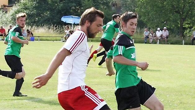 Die Zuschauer beim Rodach-Main-Turnier in Schw&uuml;rbitz sahen spannende Spiele - hier eine Szene aus der Partie VfB Neuensee gegen FC Schw&uuml;rbitz (wei&szlig;e Trikots). Fotos: Horst Habermann